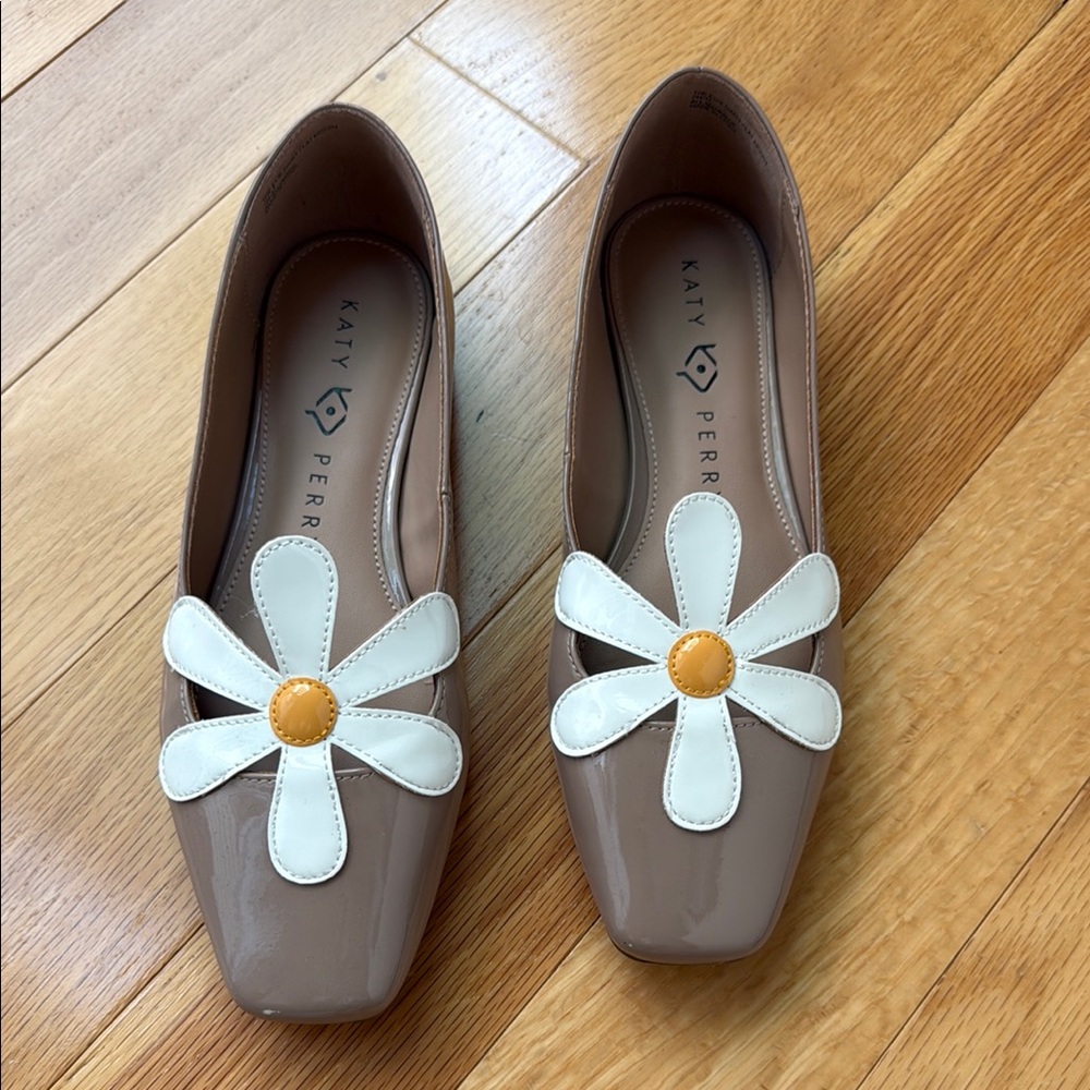 Katy Perry Collections Tan Flats with White Daisy Accent